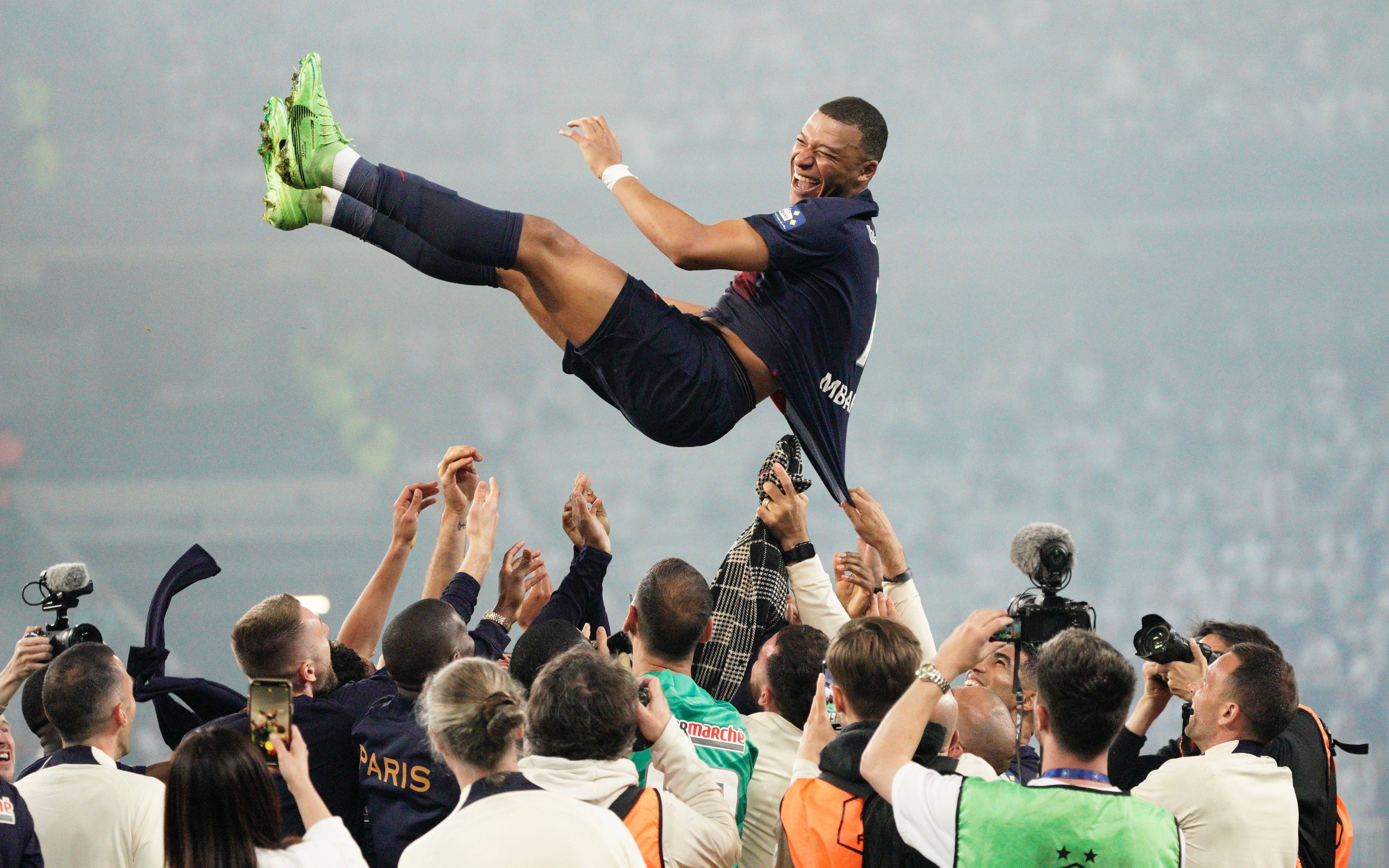 关于里昂队在巴黎圣日耳曼身后保持不败的信息