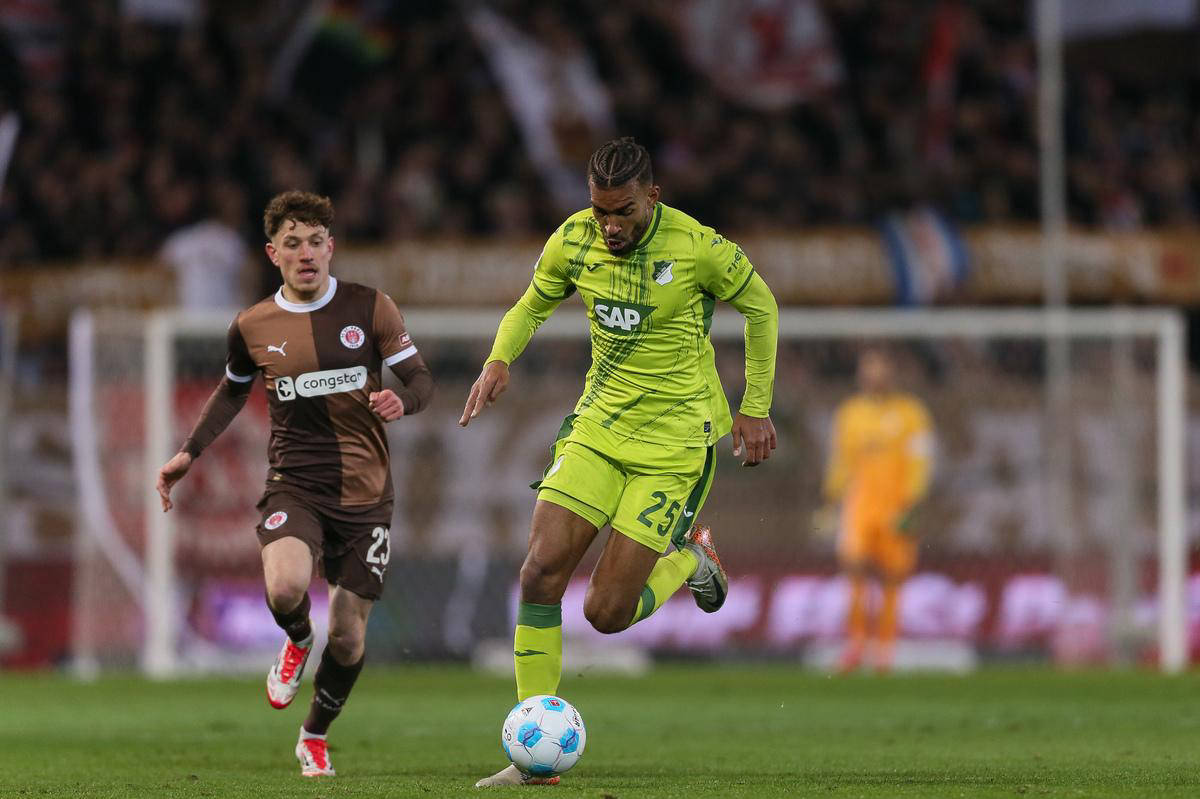 包含汉堡队在主场逼平对手，争夺一个积分的词条