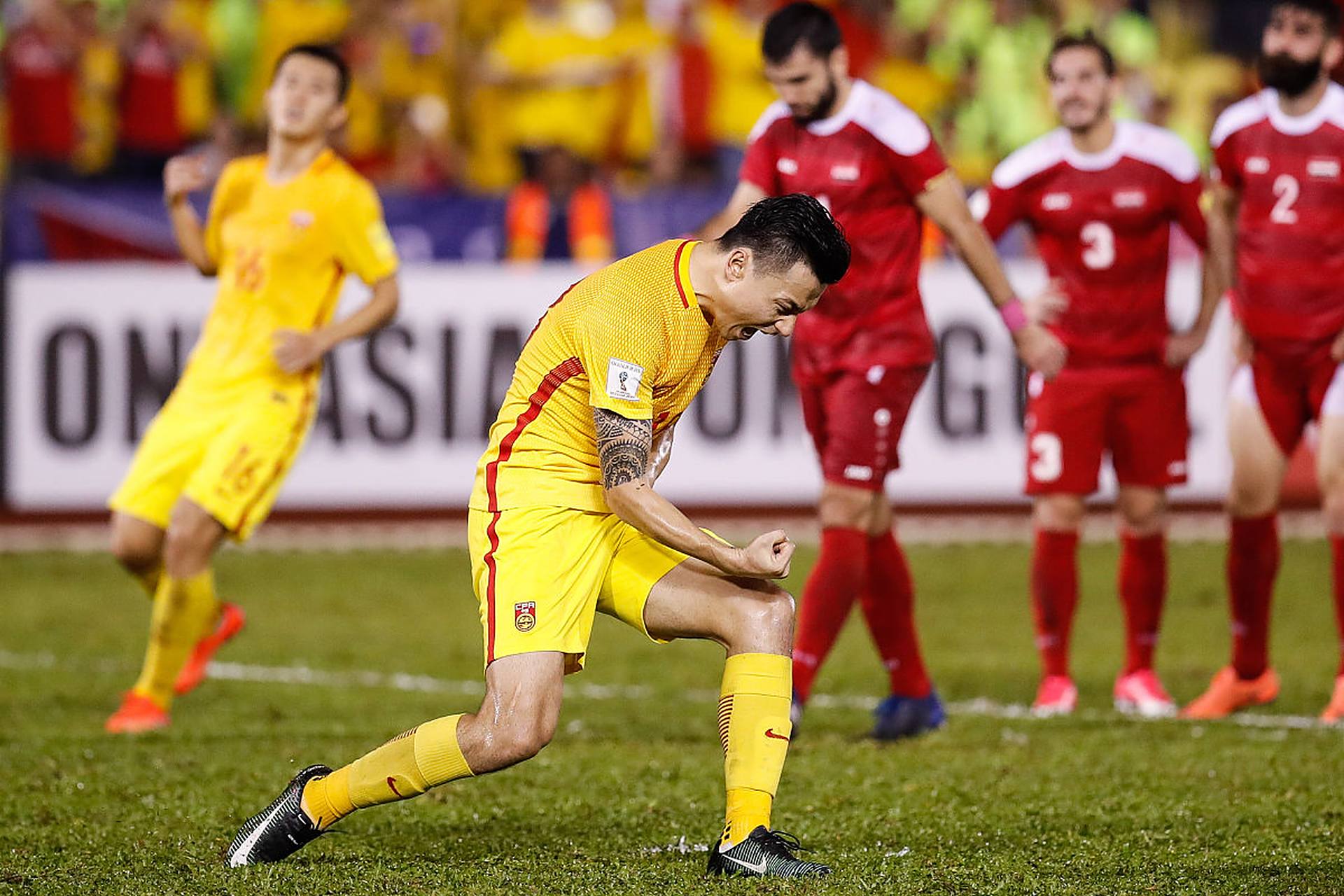 足球比赛场面技术高超，赛况备受瞩目的简单介绍