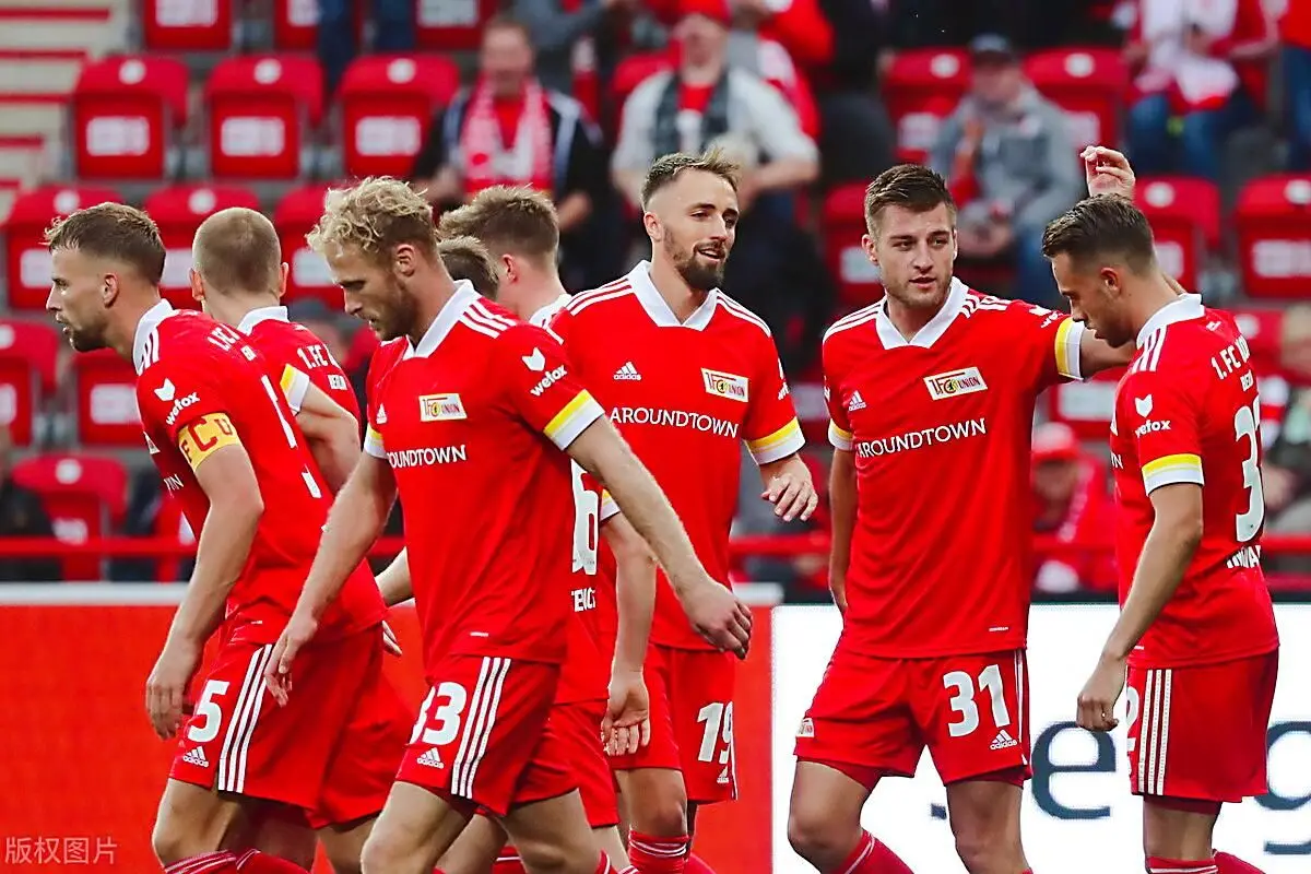 柏林联队球员奋力拼搏，最终战胜对手