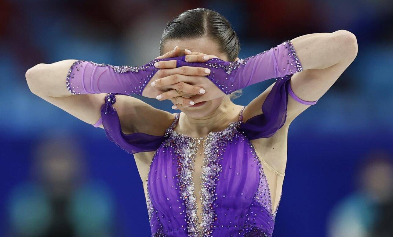 俄罗斯选手在举重比赛中勇夺冠军，队员激动落泪