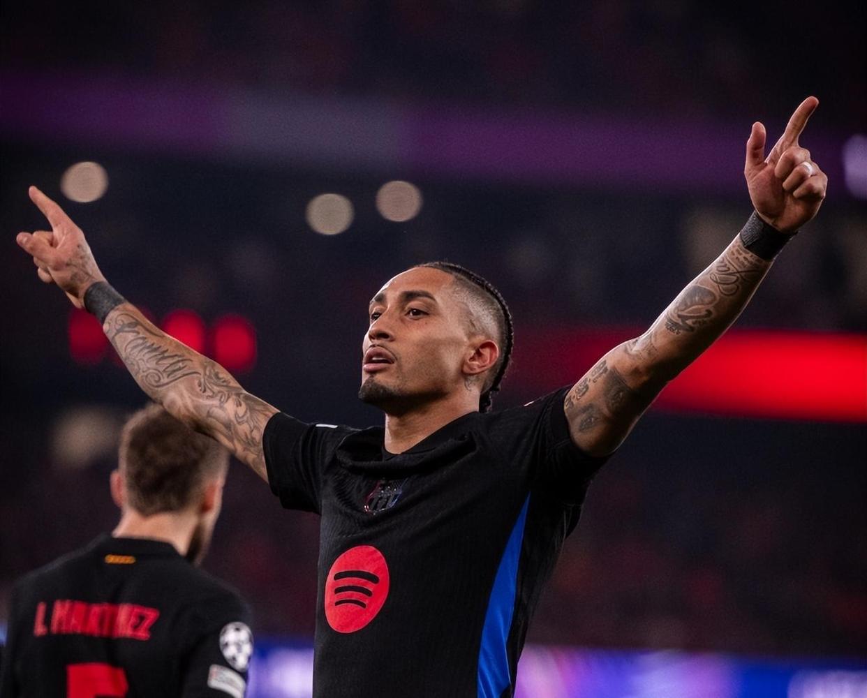 包含巴萨后卫表现抢眼，获得联赛最佳球员评选的词条