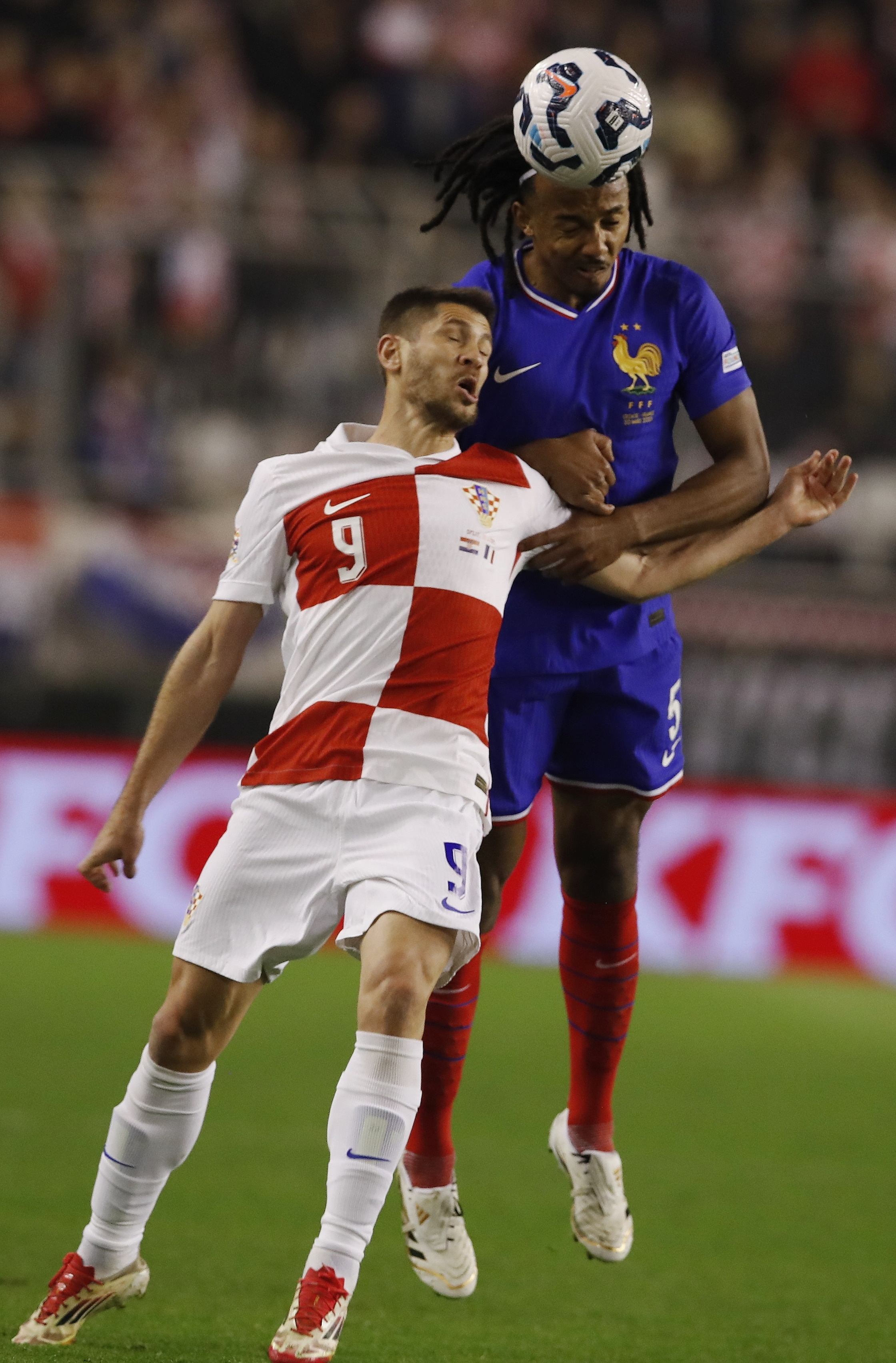 克罗地亚女足队员庆祝进球，力争胜利的简单介绍