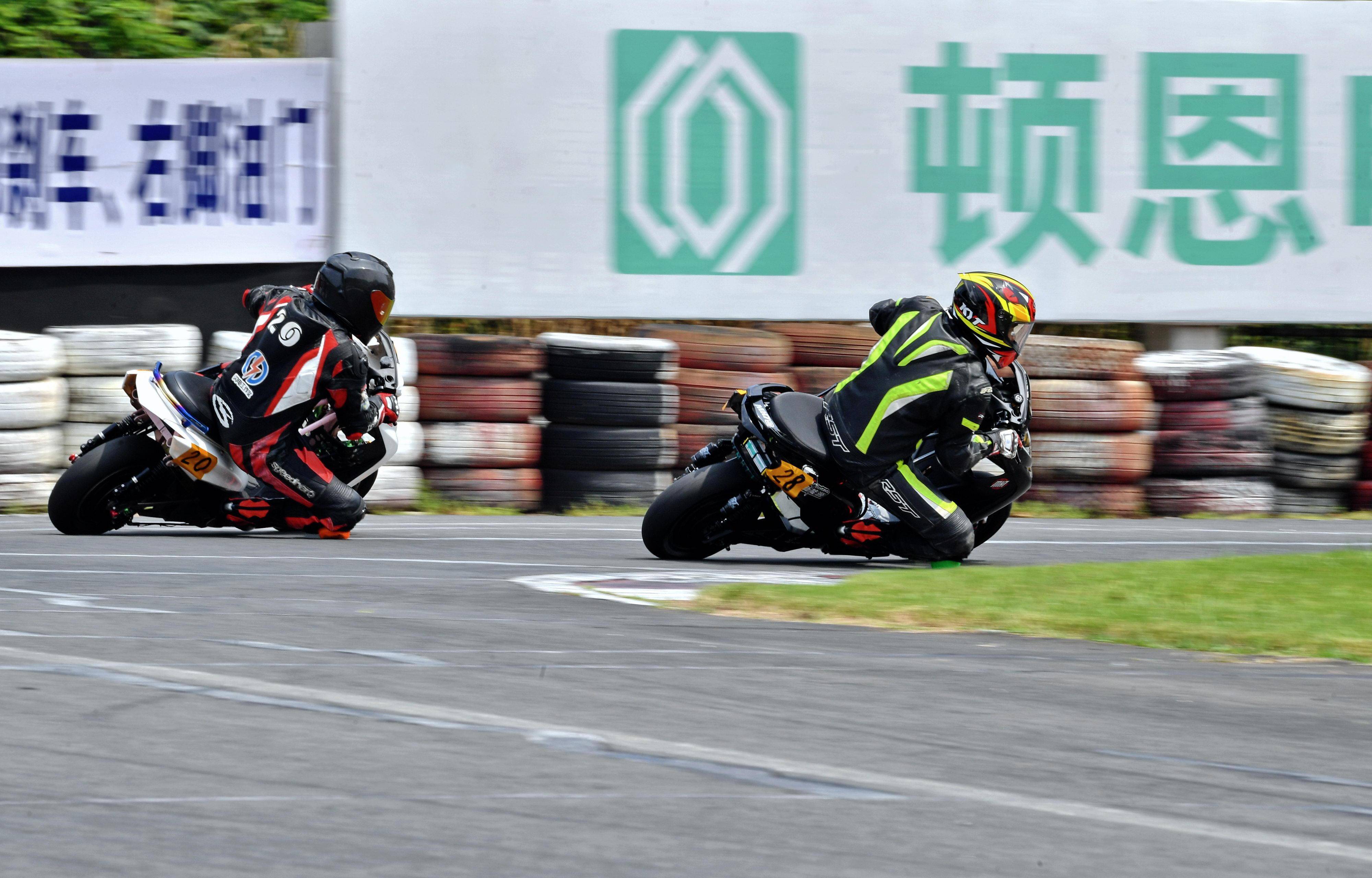 球场上各方竞技激烈，球员脚步坚定向前