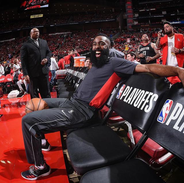 突如其来！球队突破对手的犀利攻势的简单介绍