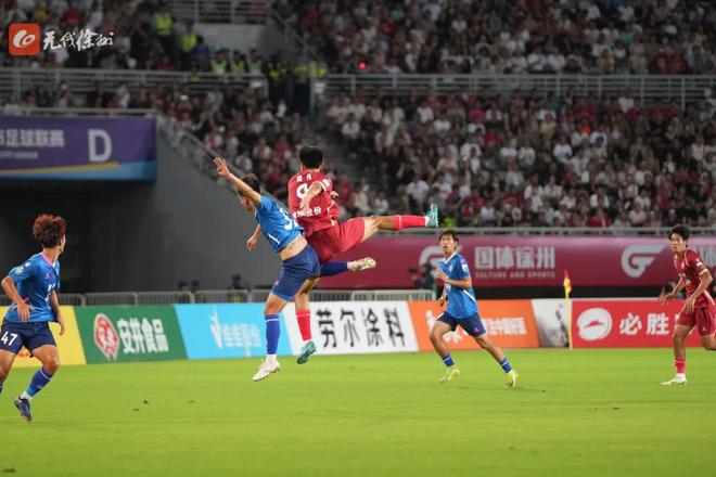 包含国内足球联赛一场激烈的对抗，双方拼尽全力的词条