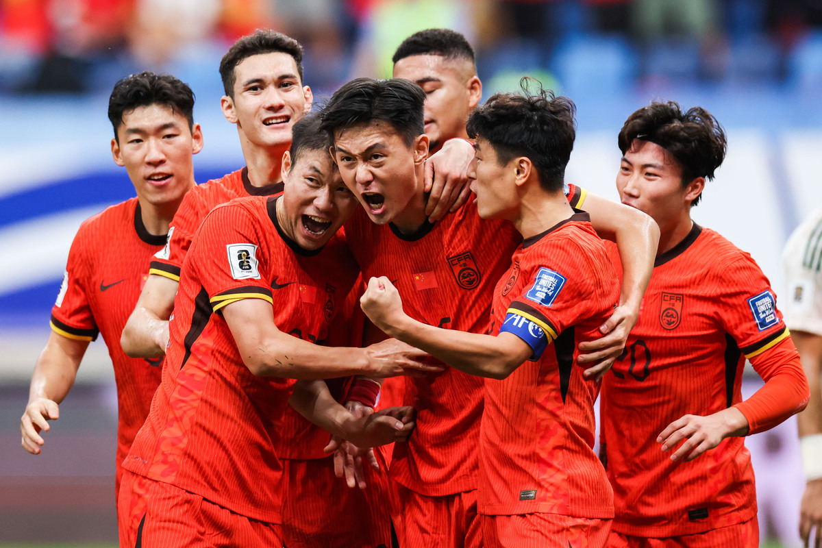 包含国内足球联赛一场激烈的对抗，双方拼尽全力的词条