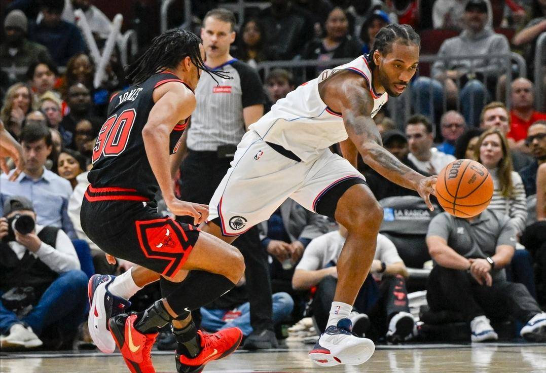 快船队球员表现抢眼，轻取对手晋级