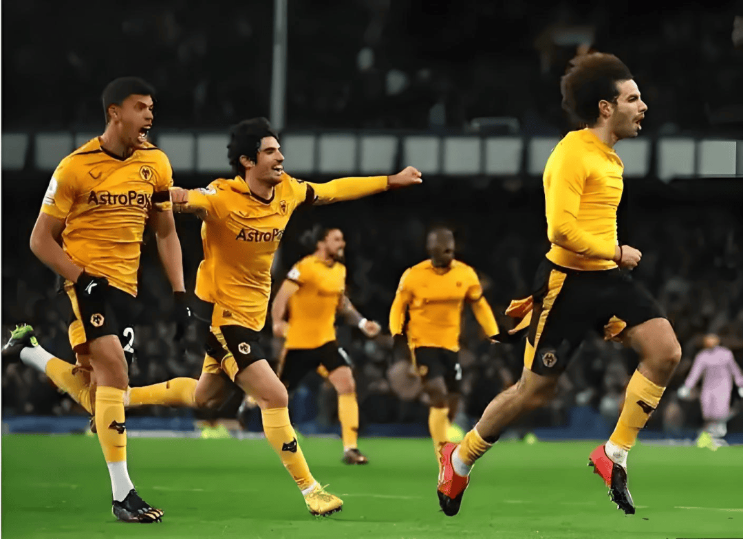 狼队赢得关键比赛，冲向英超榜首