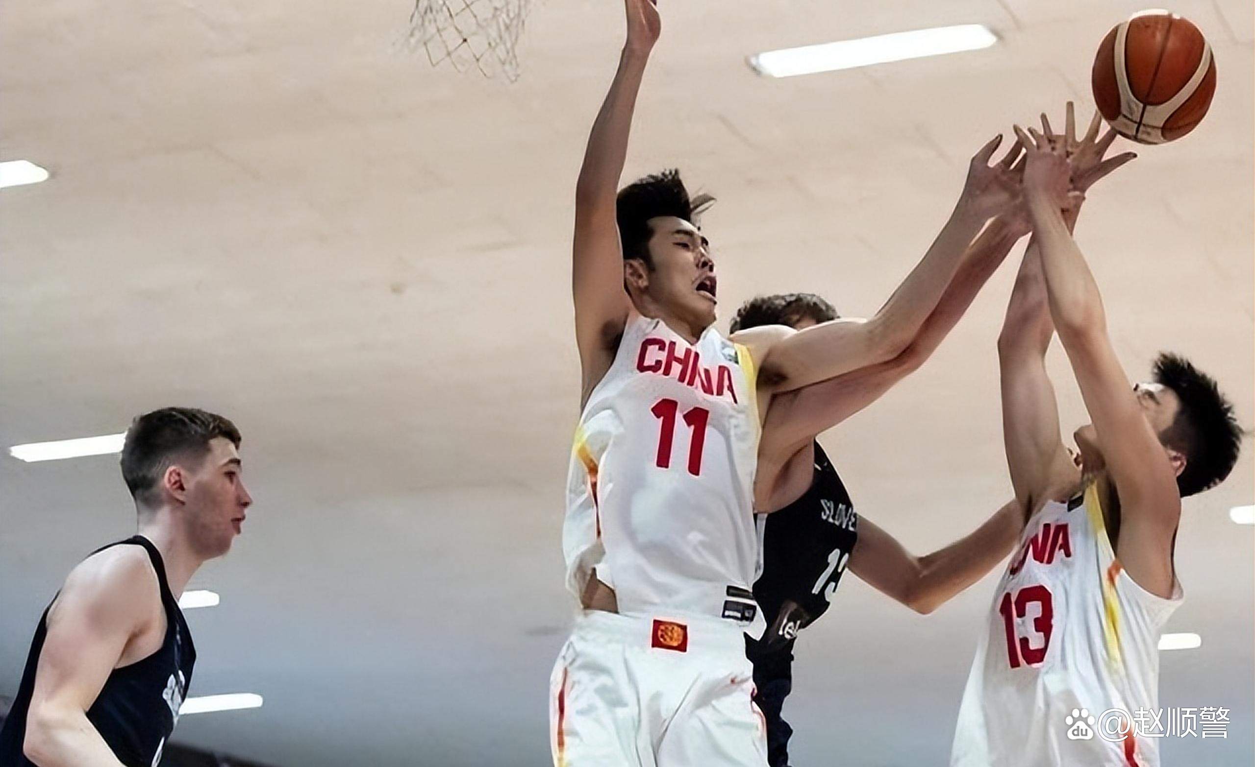 篮球新星进入国家队首次正式比赛,备受瞩目 篮球新星进入国家队首次正式比赛,备受瞩目