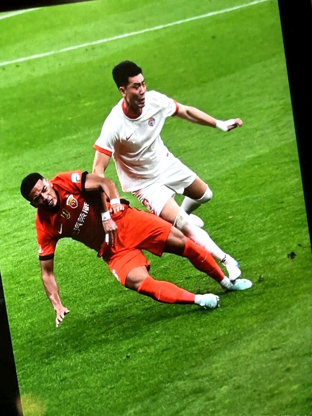 足球赛场上的紧张氛围不可遏制 足球赛场上的紧张氛围不可遏制